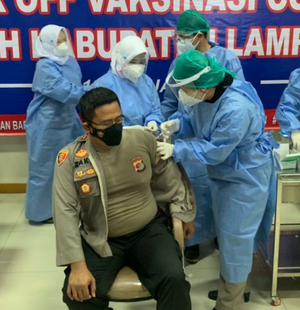 Kapolres Lamsel Awali Vaksinasi Covid-19 Bersama 8 Pejabat 